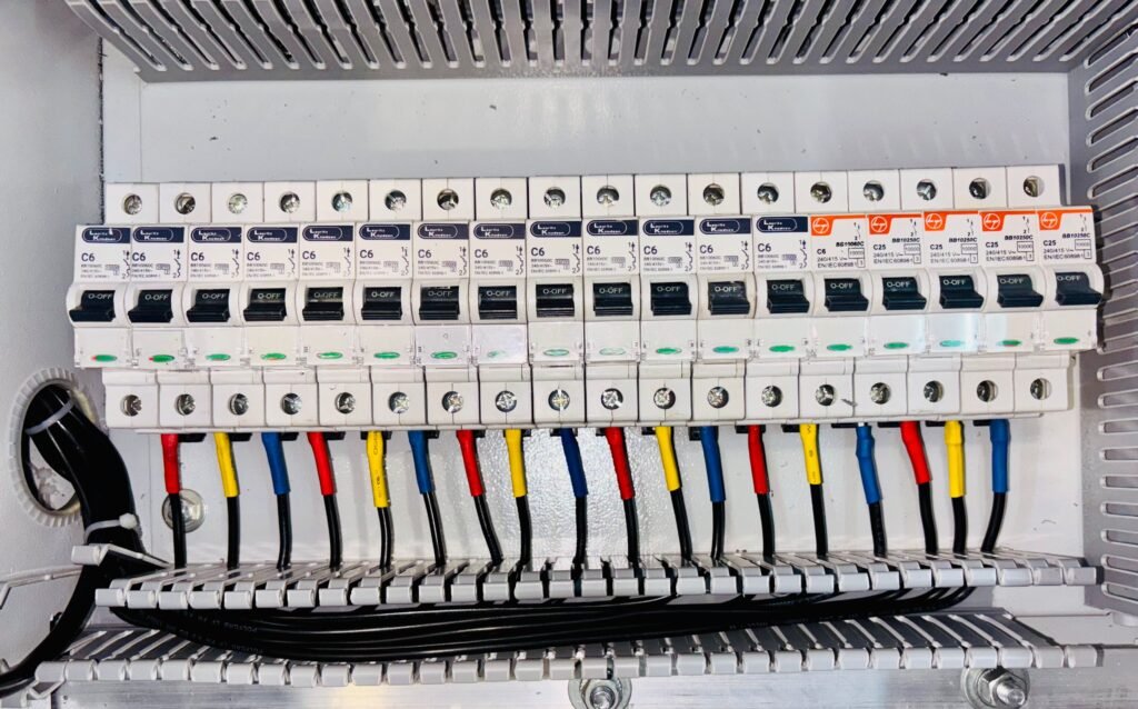 what is a bus bar in an electrical panel